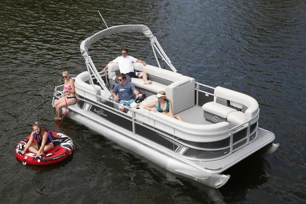 Why the Versatile Pontoon Boat is Perfect for Lake Michigan Summer Escapes